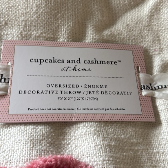 🎀❤️NEW Cupcakes & Cashmere Valentine’s Day Heart 50x70 Throw Blanket NWT - Picture 6 of 8